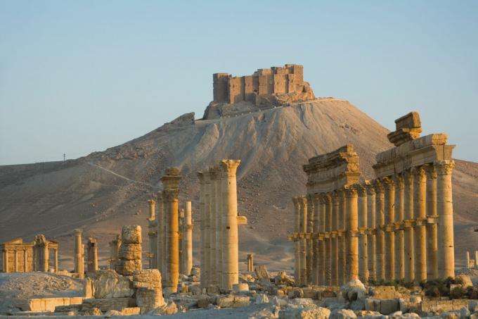 Qala'at ibn Maan kijkt uit over de grote colonnade van Palmyra, Syrië