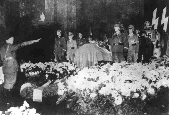 foto van Hiter bij begrafenis van Reinhard Heydrich