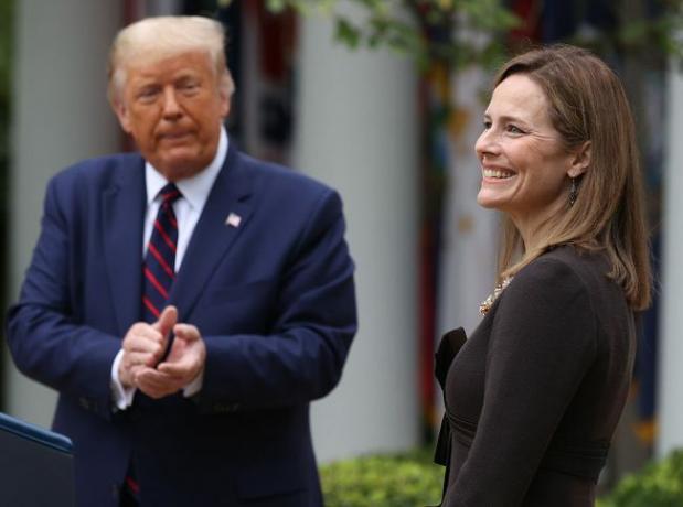 De Amerikaanse president Donald Trump (L) stelt de zevende rechter van het Amerikaanse Circuit Court Amy Coney Barrett voor als zijn kandidaat voor het Hooggerechtshof.