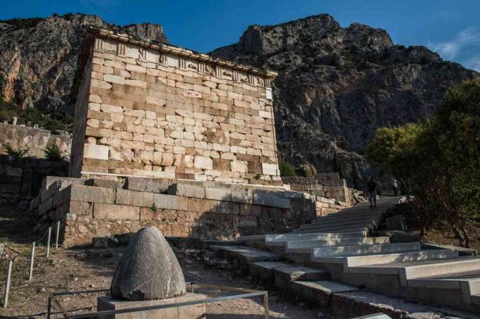 De Omphalos (Navel of the World) van Delphi, oude site van Delphi, Griekenland