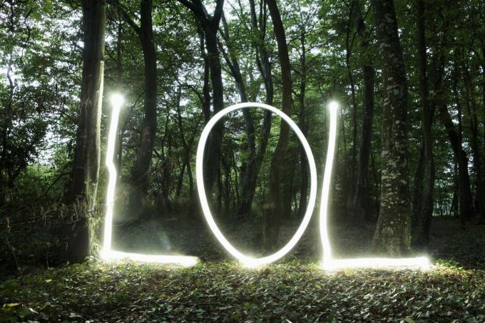 'LOL' schrijf in het licht in het bos