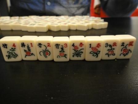 Het bloemenpak van een set Mahjong tegels.