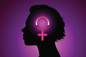 Vrouw met feministisch symbool
