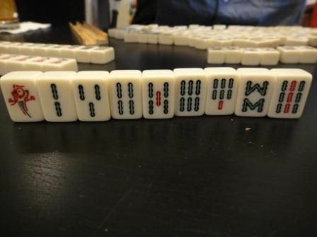 Het bamboe pak van een Mahjong tegelset.