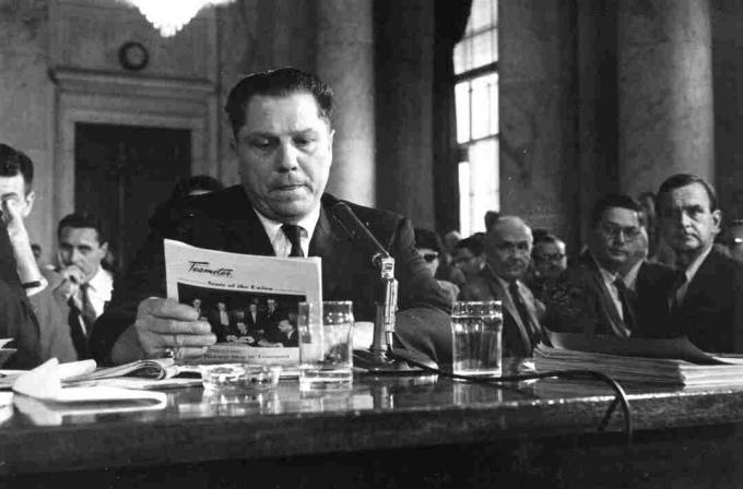 Foto van Teamsters-baas Jimmy Hoffa die getuigt voor de Amerikaanse Senaatscommissie