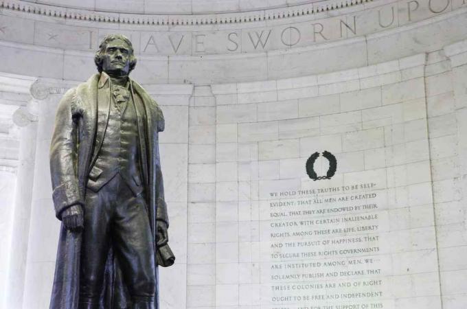 Jefferson Memorial in grijze bakstenen cirkelvormige ruimte