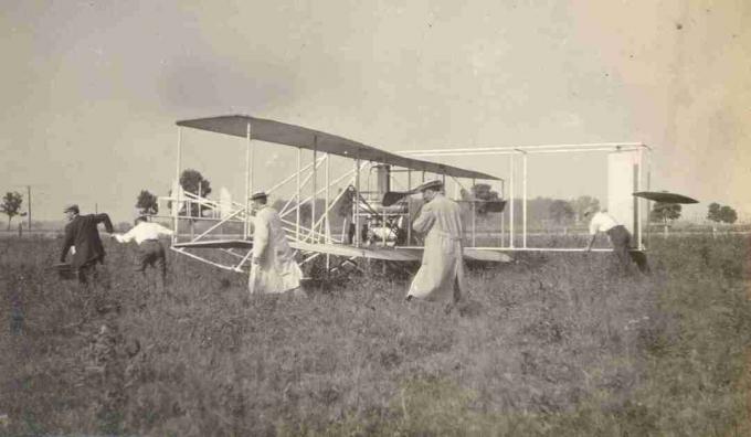 Studenten die Wright B-flyer verplaatsen op Huffman Prairie Flying Field