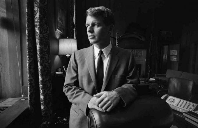 foto van Robert Kennedy in zijn kantoor van Justitie