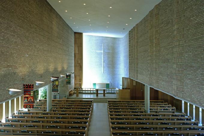 kerkinterieur ontworpen door Eliel Saarinen en Eero Saarinen