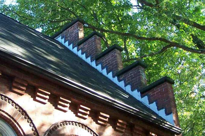 metalen flitsen langs de borstwering van een bakstenen gebouw in Stockbridge, Massachusetts