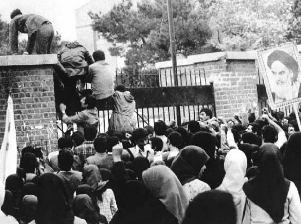 Raninan-studenten vallen de Amerikaanse ambassade in Teheran binnen, 4 november 1979