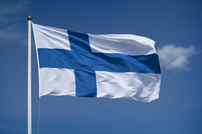 Gehesen Finse vlag met een blauwe hemelachtergrond
