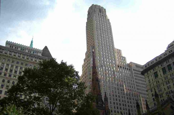 Trapachtige tegenslagen op One Wall Street gezien vanachter Trinity Church.