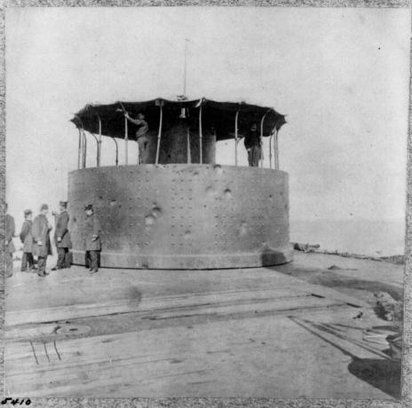 Een verbeterde monitor, de U.S.S. Passaic, gefotografeerd om oorlogsschade aan zijn koepel te laten zien.