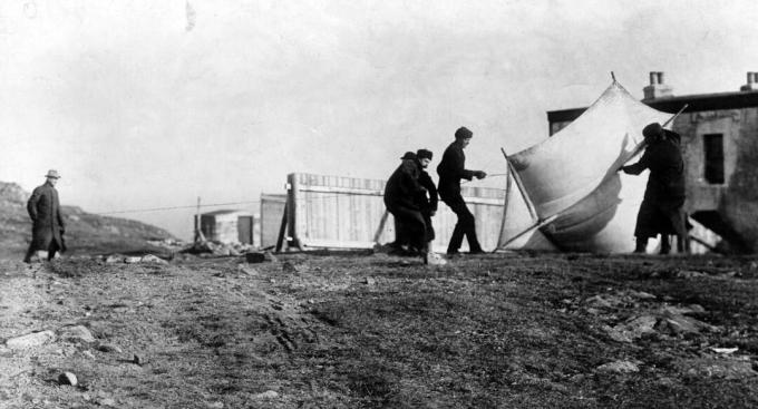 Guglielmo Marconi kijkt naar medewerkers die de vlieger omhoog heffen die werd gebruikt om de antenne op te tillen bij St. John's, Newfoundland, december 1901