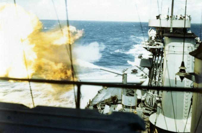 Achteruit kijkend op slagschip USS Colorado met 16 inch kanonnen.