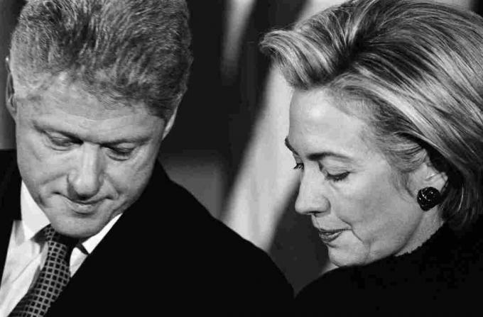 Bill en Hillary Clinton aan het begin van de Clinton Impeachment-proef