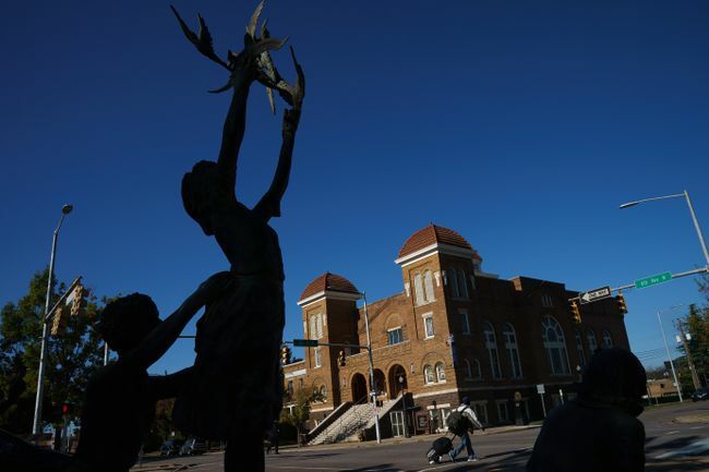 Een weergave van het standbeeld 'Four Spirits' en de 16th Street Baptist Church in Birmingham, Alabama.