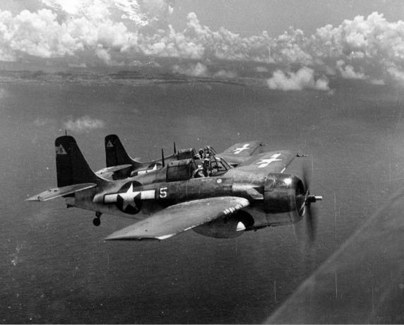 Twee FM-2 Wildcat-jagers tijdens de vlucht over water.