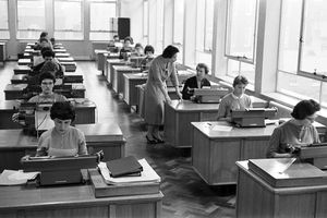 De typepool in de kantoren van de retailer Marks and Spencer, Baker Street, Londen, 7 april 1959.