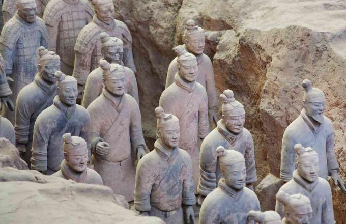 Terracotta Warriors of Qin Huangshi, beschilderd met Chinees paars