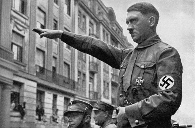 Adolf Hitler geeft nazi-opgeloste stof aan Duitse soldaten.