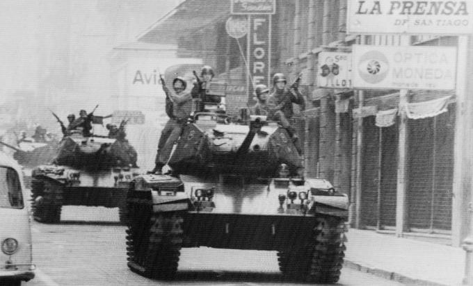 Soldaten rijden bovenop tanks in de straten van Santiago, Chili, terwijl legergeneraal Augusto Pinochet wordt beëdigd als president.