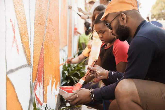 Mensen schilderen samen muur