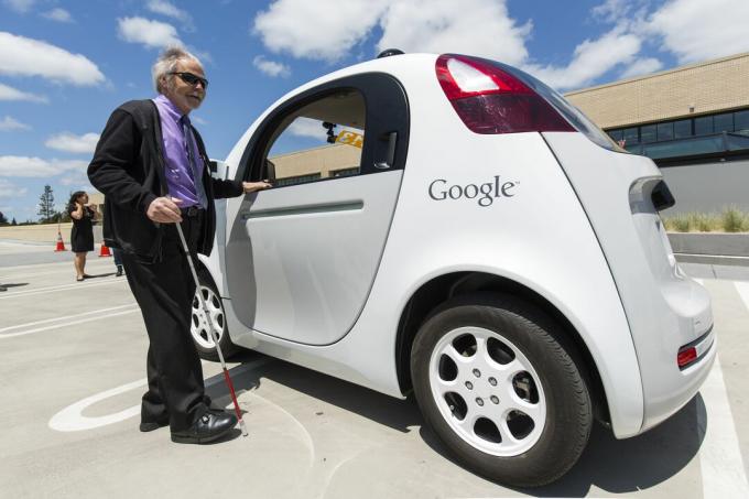 Een blinde voordat hij een ritje maakte in de nieuwste versie van de zelfrijdende auto van Google buiten de GoogleX-laboratoria in Mountain View, CA.