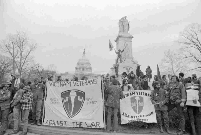 Foto van protest door Vietnamveteranen tegen de oorlog