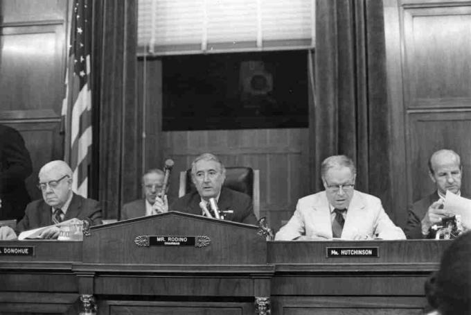 Foto van hoorzittingen in 1974.