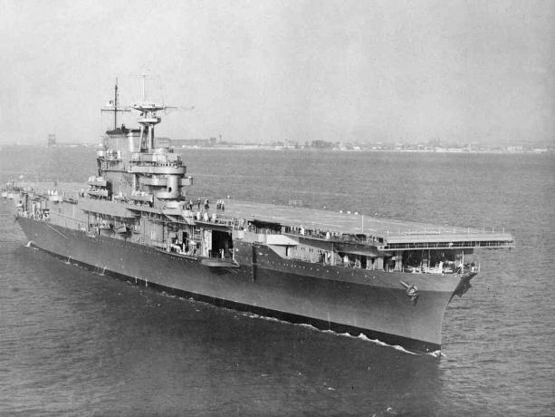 Vliegdekschip USS Hornet (CV-8) aan de gang in de Chesapeake Bay.