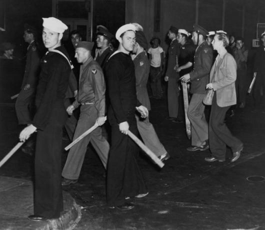 Bendes Amerikaanse matrozen en mariniers gewapend met stokken tijdens de Zoot Suit Riots, Los Angeles, Californië, juni 1943.