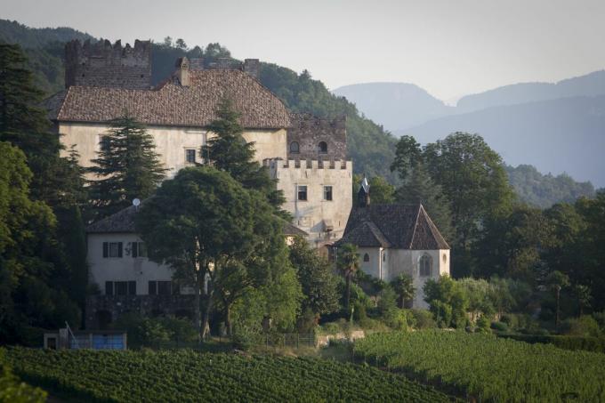 versterkte woning met kantelen in de heuvels van Italië