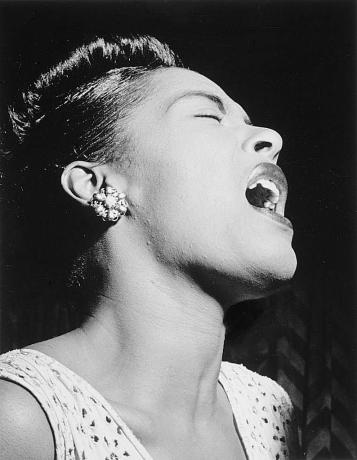 Billie Holiday zingt, zwart-wit foto.