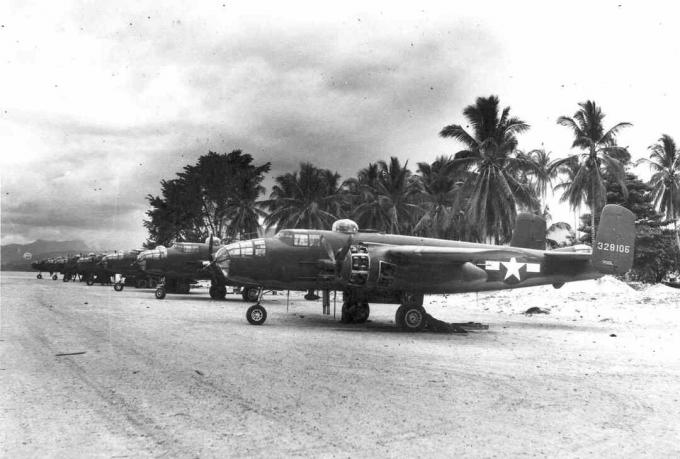 B-25 bommenwerpers stonden opgesteld op een landingsbaan in de Stille Zuidzee.