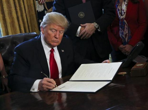 De Amerikaanse president Donald Trump tekent Executive Orders, waaronder een bevel om de Dodd-Frank Wall Street te herzien om de financiële regelgeving van het Obama-tijdperk terug te draaien.