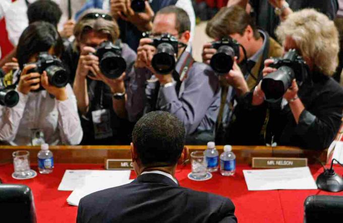 Foto van fotografen omringde Senator Barack Obama tijdens de hoorzitting van de Senaat.