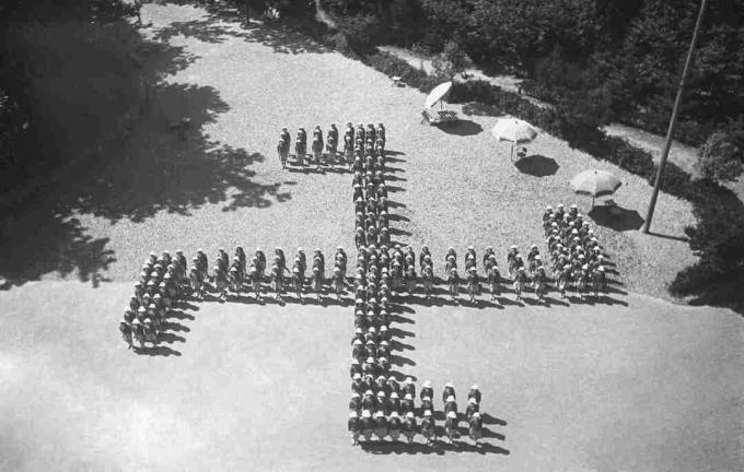 Zomerkamp van Italiaanse meisjes, een nazi-swastika, 8 augustus 1942, Genua, Italië.