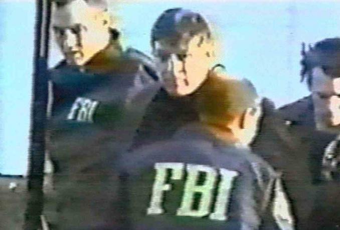 foto van FBI-agent Robert Hanssen momenten na zijn arrestatie