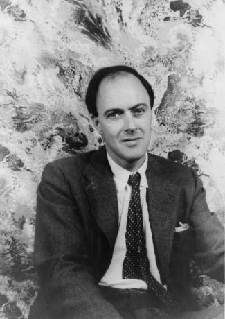 Portret van Roald Dahl, gekleed in een das en jas