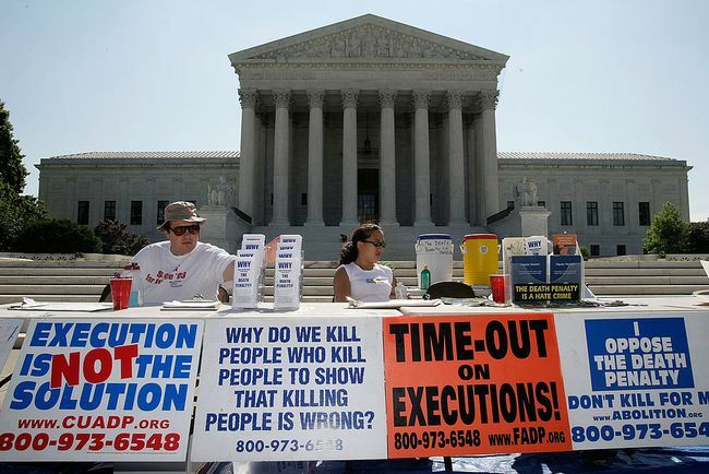 Activisten nemen deel aan een wake tegen de doodstraf voor het Amerikaanse Hooggerechtshof op 1 juli 2008 in Washington, DC.