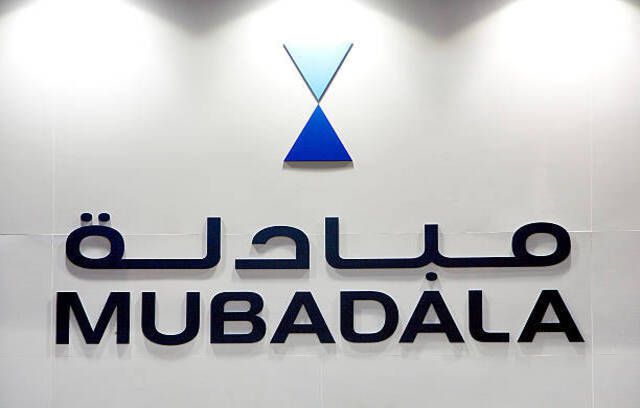 Het logo van Mubadala Development Co. werd getoond op hun beursstand tijdens de Singapore Airshow in Singapore